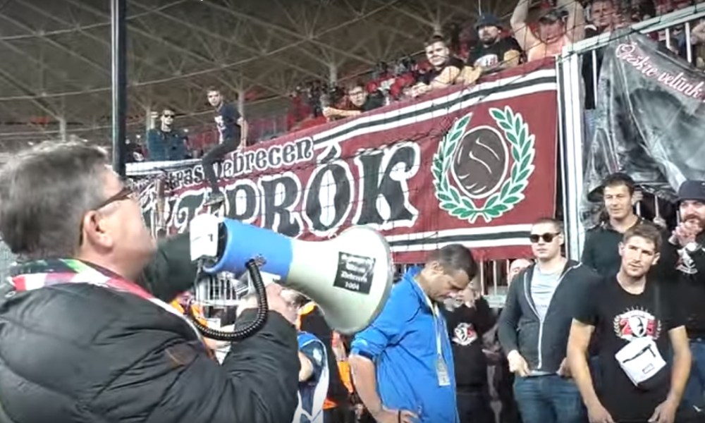 A Debrecen edzője megafonnal ment a szurkolók elé, ez lett belőle – VIDEÓ