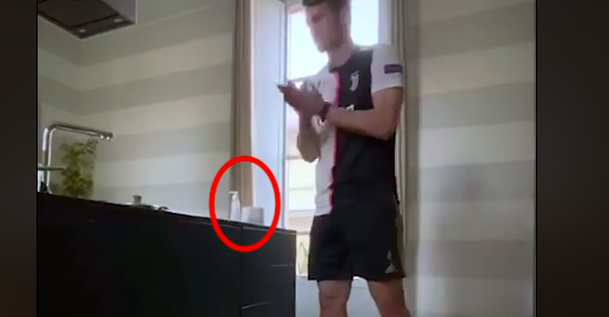 Soha nem találod ki, hogy mit csinált egy tekercs WC-papírral a Juventus sztárja – VIDEÓ