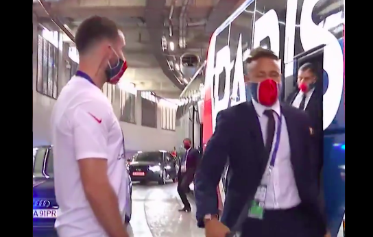 Soha nem találod ki, hogy mivel a kezében érkezett meg a Bajnokok Ligája döntőjére Neymar – VIDEÓ