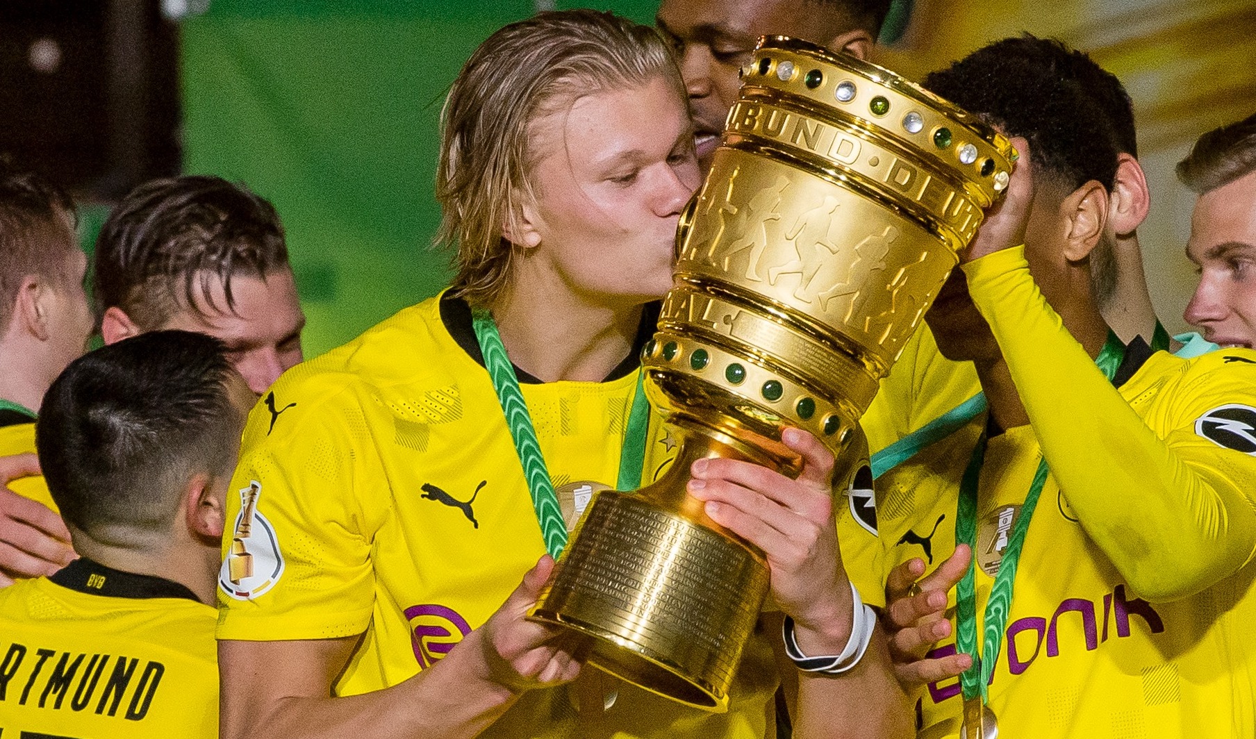 A Dortmund sportigazgatója bejelentette, hol folytatja Haaland