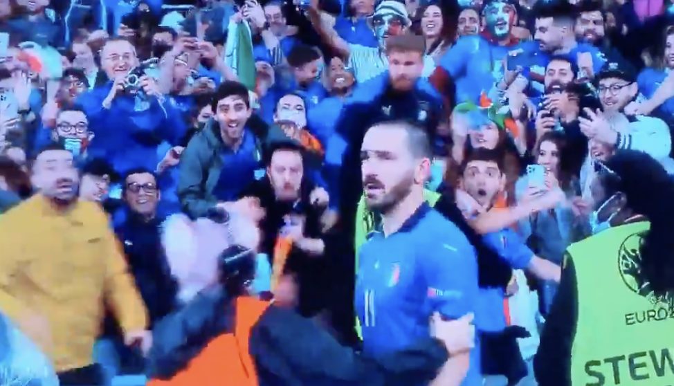 A biztonsági őr nem akarta visszaengedni a pályára az ünneplő Bonuccit, azt hitte, olasz szurkoló – VIDEÓ