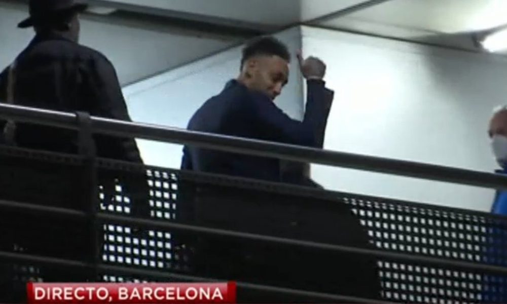 Aubameyang az újságíróknak mutogatott, miután éjszaka megállapodott a Barcelonával – FOTÓ, VIDEÓ