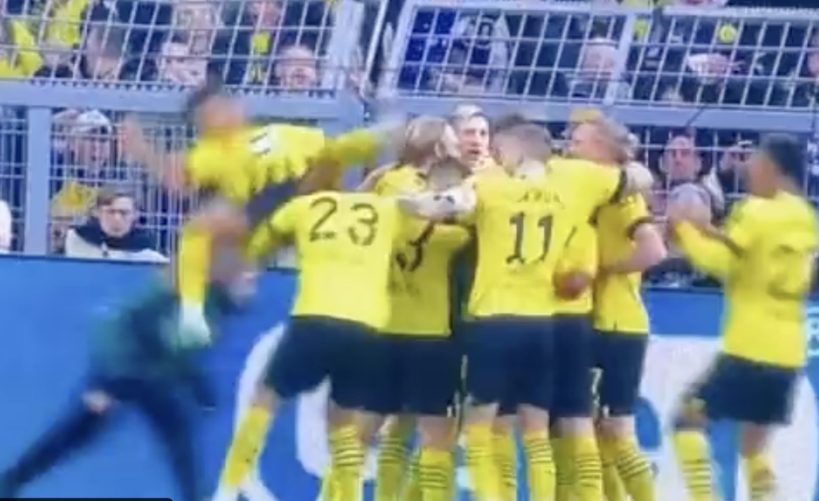 Ünneplés közben esett nagyot, a Dortmund játékosán röhög mindenki – VIDEÓ