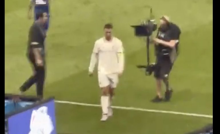 Cristiano Ronaldo ocsmány módon reagált arra, hogy Messit éltették a szurkolók – VIDEÓ